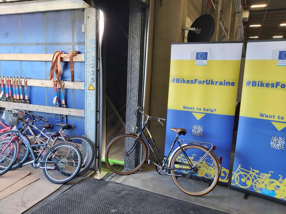 25/11/2022 - #BikesforUkraine - Loading in Brussels